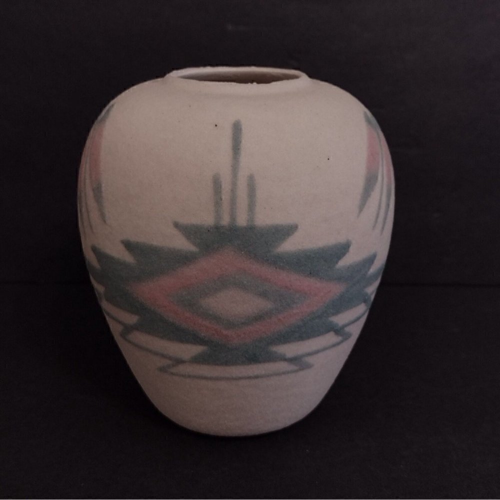 Vintage 1980s Navajo Native American Sand Art Vase Signed Aztec Design 5.5" - Picture 3 of 7